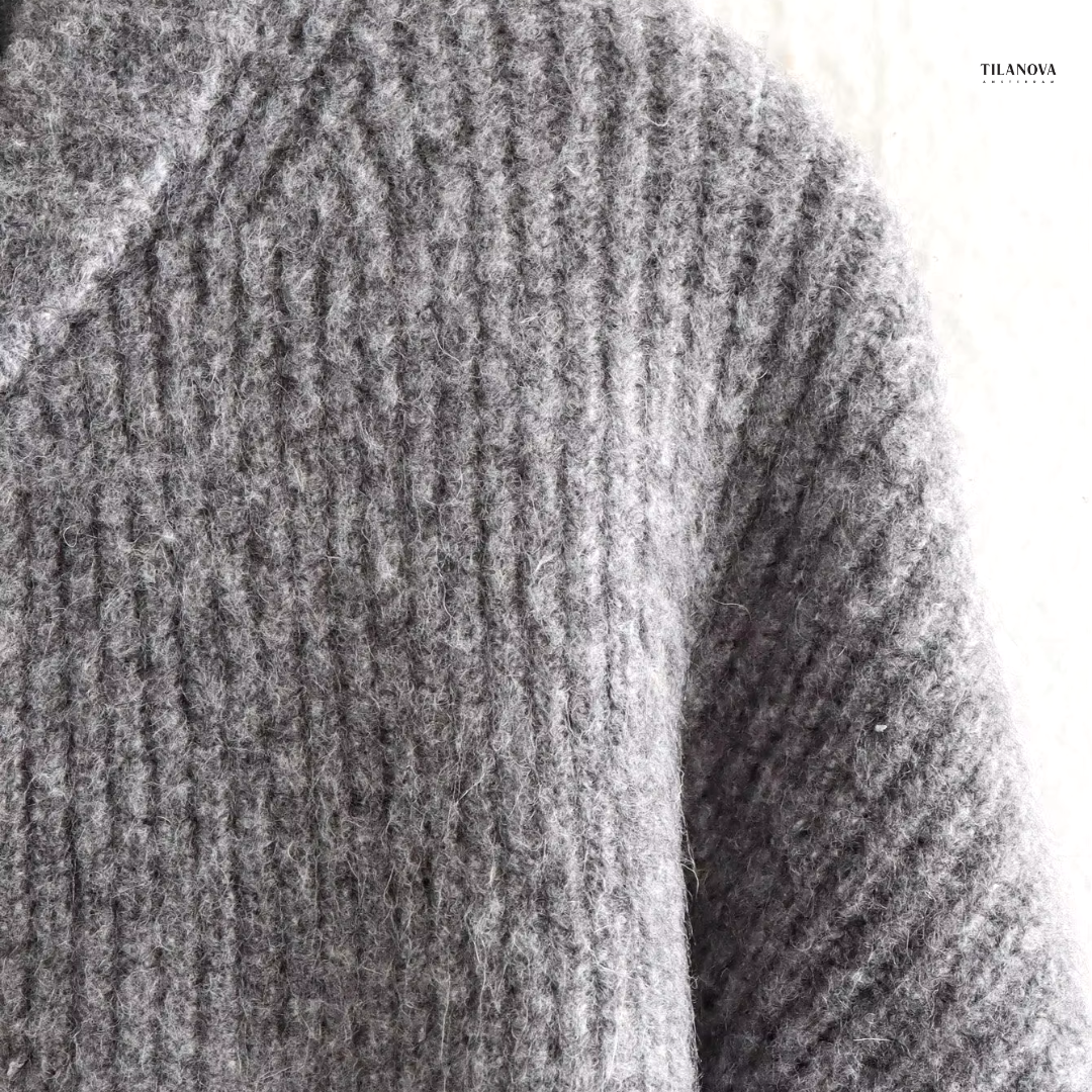 L'LEVANI™ | PAULINA - PULL COL ROULÉ TORSADÉ AVEC MOTIF EN CHEVRONS