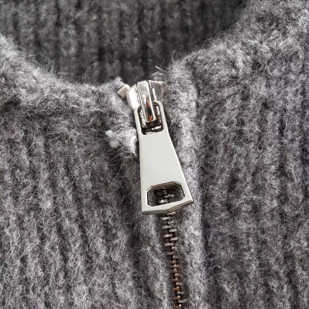 L'LEVANI™ | PAULINA - PULL COL ROULÉ TORSADÉ AVEC MOTIF EN CHEVRONS